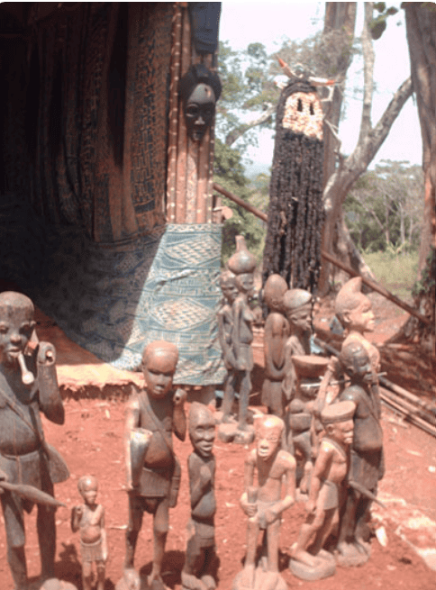 Statuettes en bois sculpté