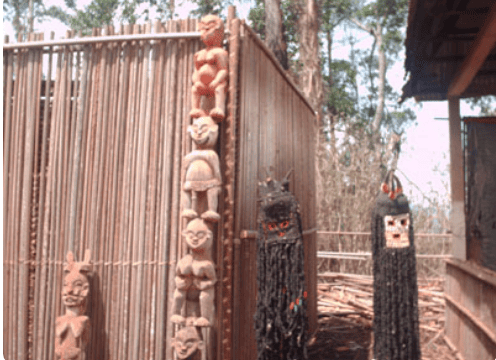 Poteaux sculptés et masques traditionnels