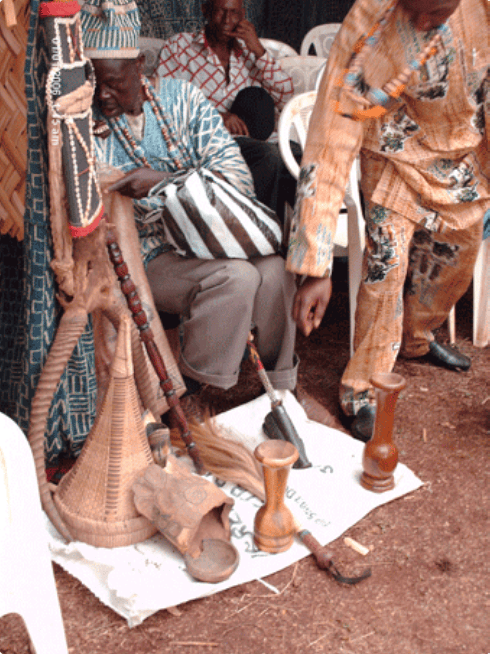 Exposition d'objets rituels et pipes